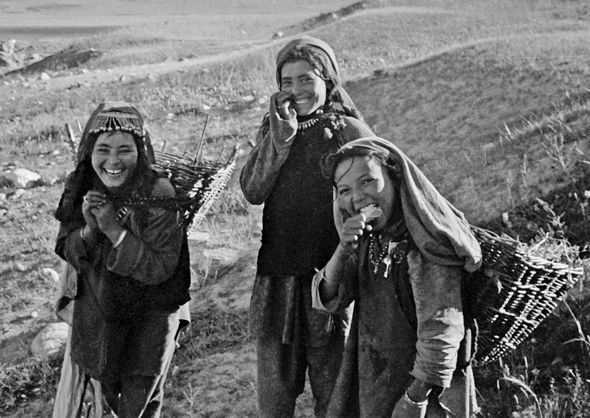 Flirty girls, near Padam in the Kingdom of Zanskar, Ladakh 1978 - Tim Trompeter